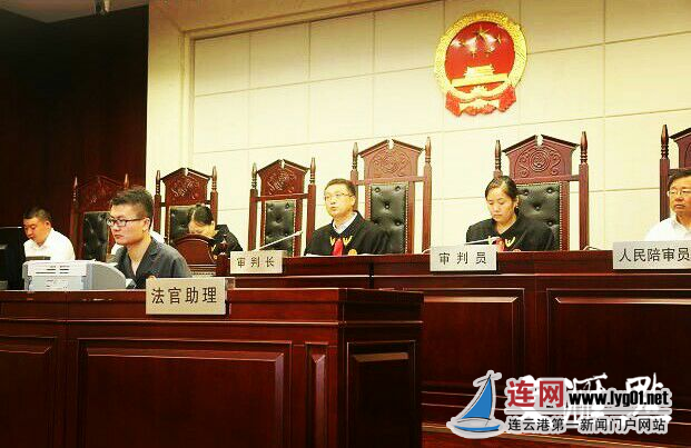 全国首例省级政府起诉企业生态环境损害赔偿案——江苏省政府诉安徽海德化工科技有限公司生态环境损害赔偿案在泰州开审。交汇点记者  顾介铸摄